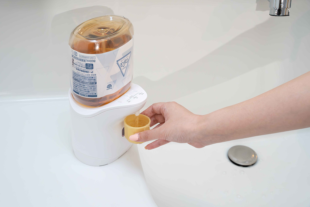 コップをセンサーにかざすだけで、モンダミンが出てくる