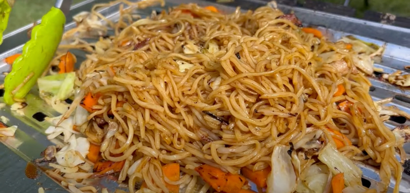 香りのいい炭火焼きそばも楽しめる