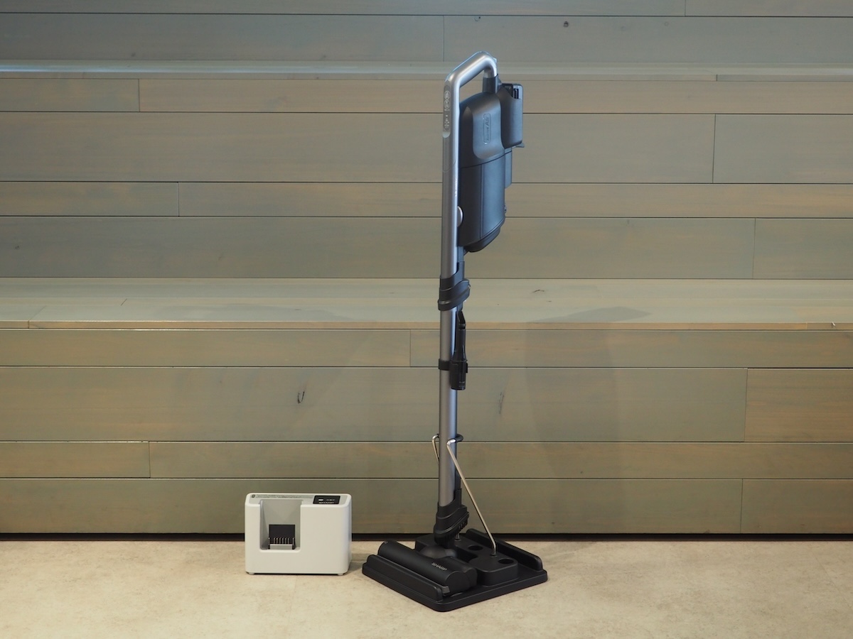 スタンドは必要最低限のものが付属する。充電器は別
