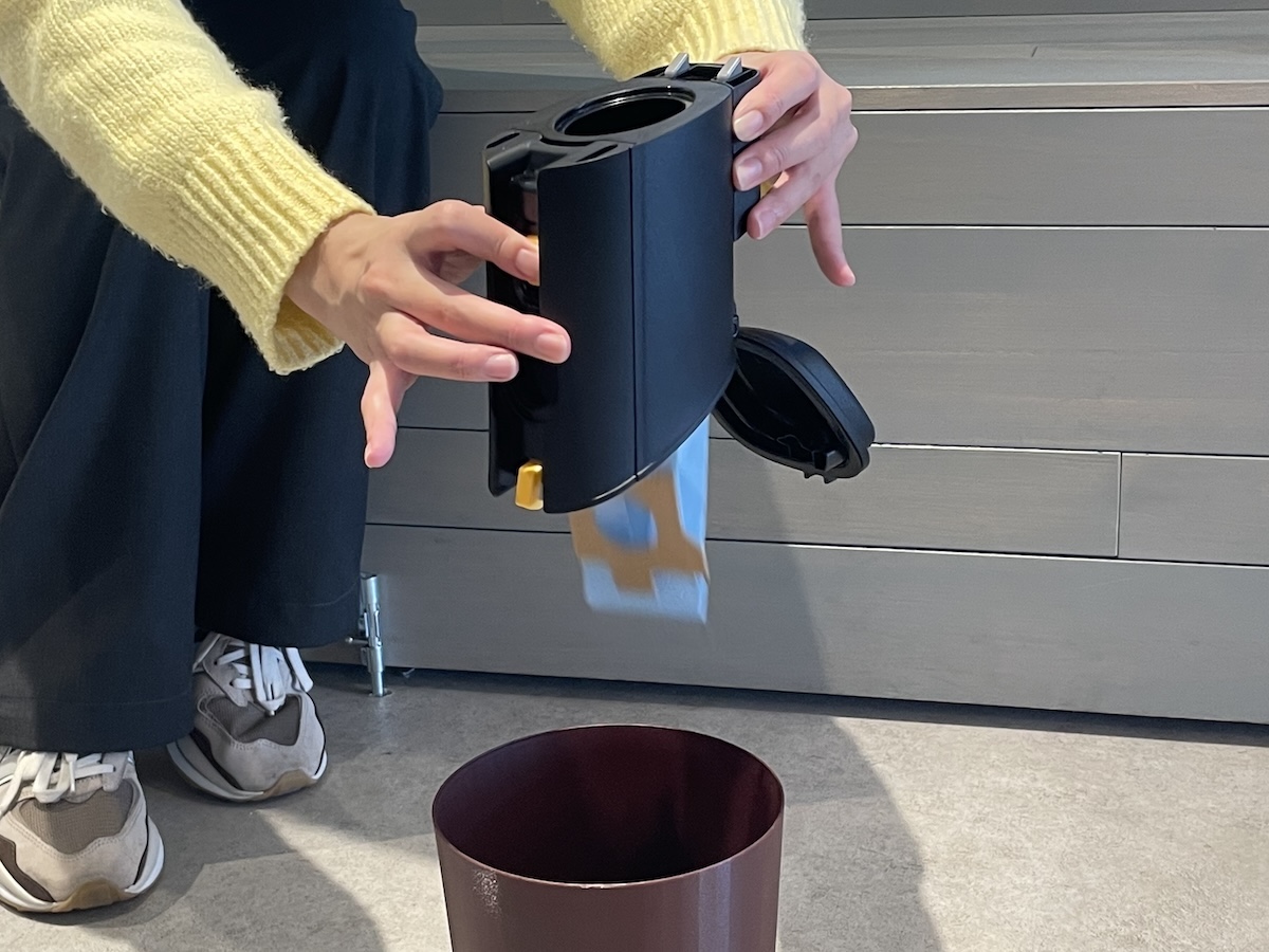 使用済み紙パックがポコッと落ちるので、紙パックを触らずに処理できる