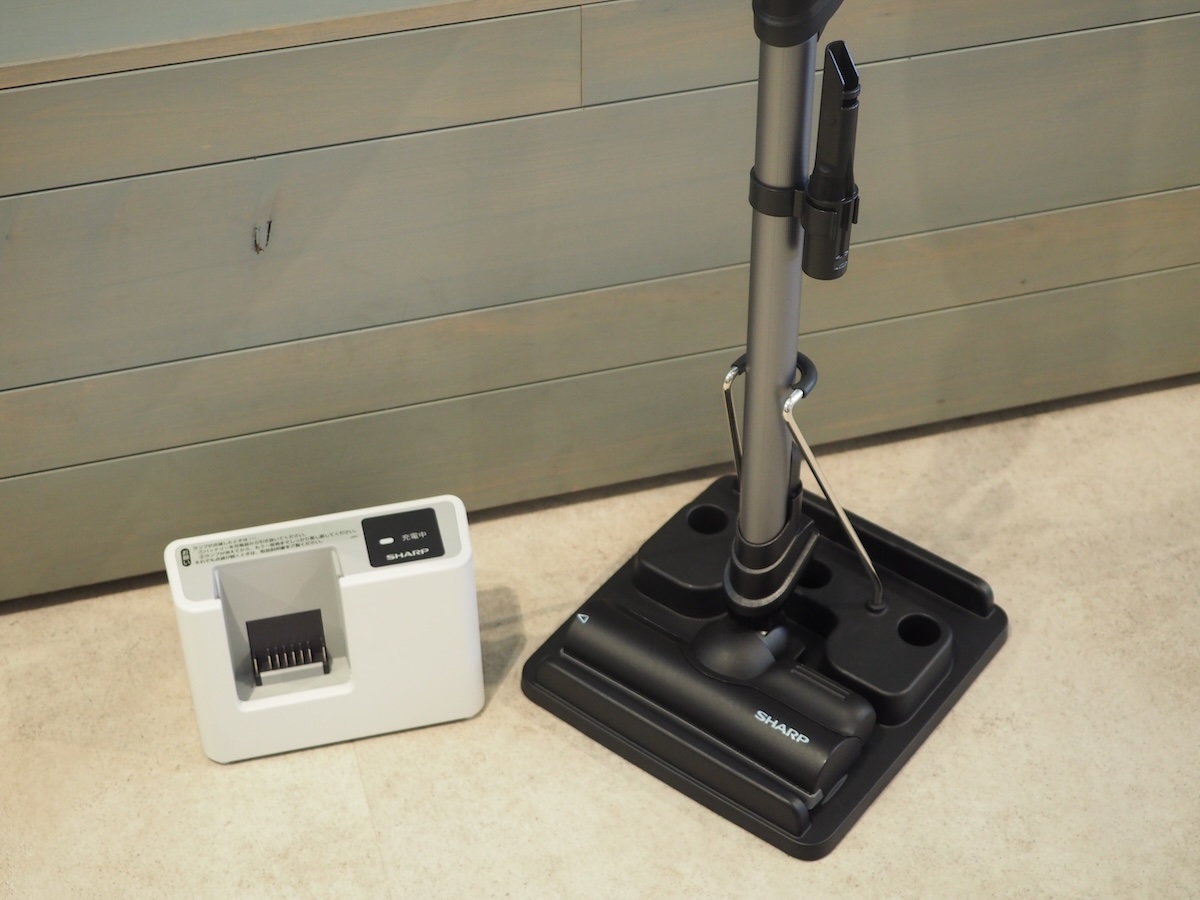 充電器が別なので、掃除が終わったら本体からバッテリーを外して、充電器に差し込む必要がある