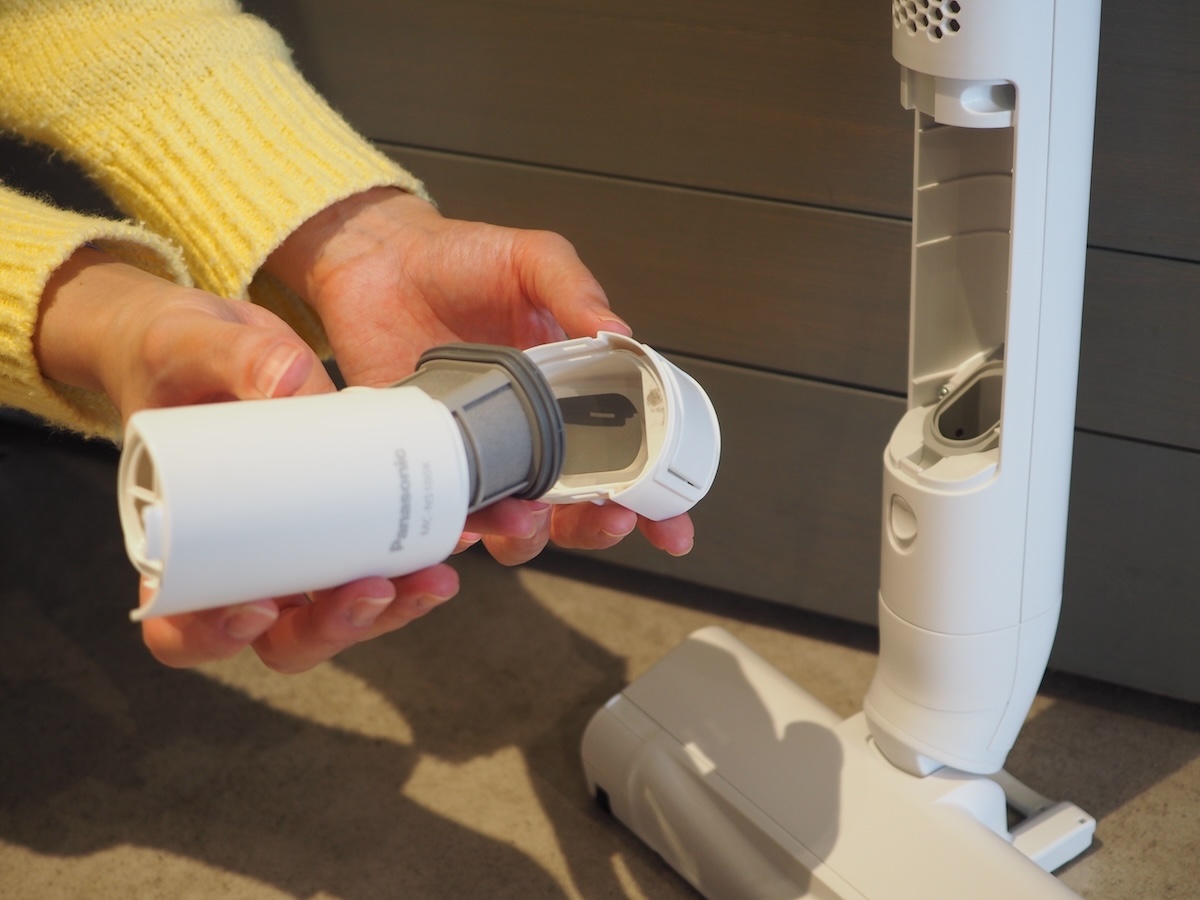 掃除機本体のダストボックスを外せば、さらにきれいに掃除できる