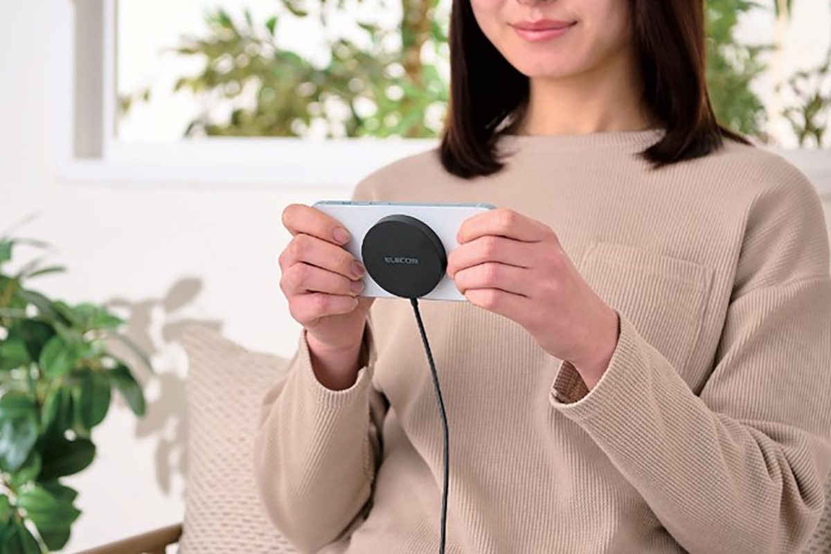 マグネットで背面にぴったりくっつくため、充電中でもスマートフォンを快適に使用することができる