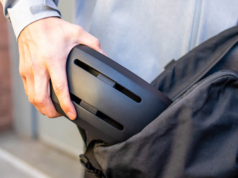 半分に折りたたんで持ち運べる