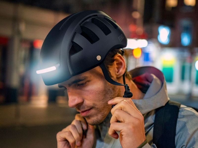 ヘルメットの前後にLEDライトを搭載