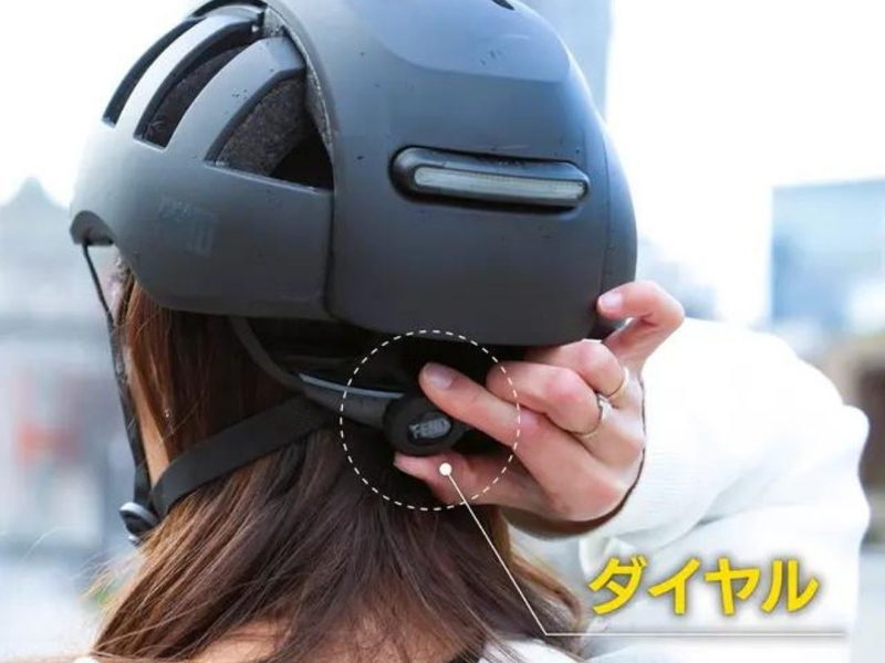 後頭部のダイヤルでサイズ調整が可能