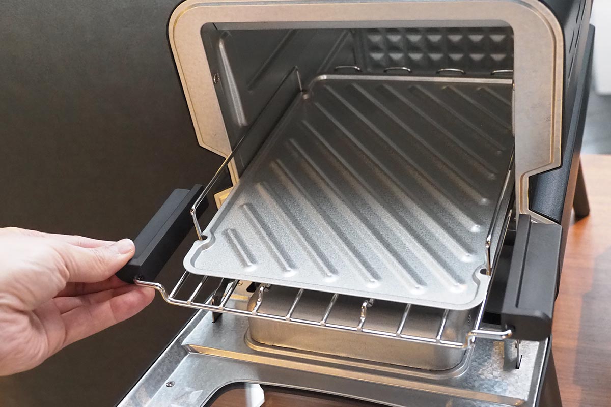 両サイドの持ち手を引いて取り出せる