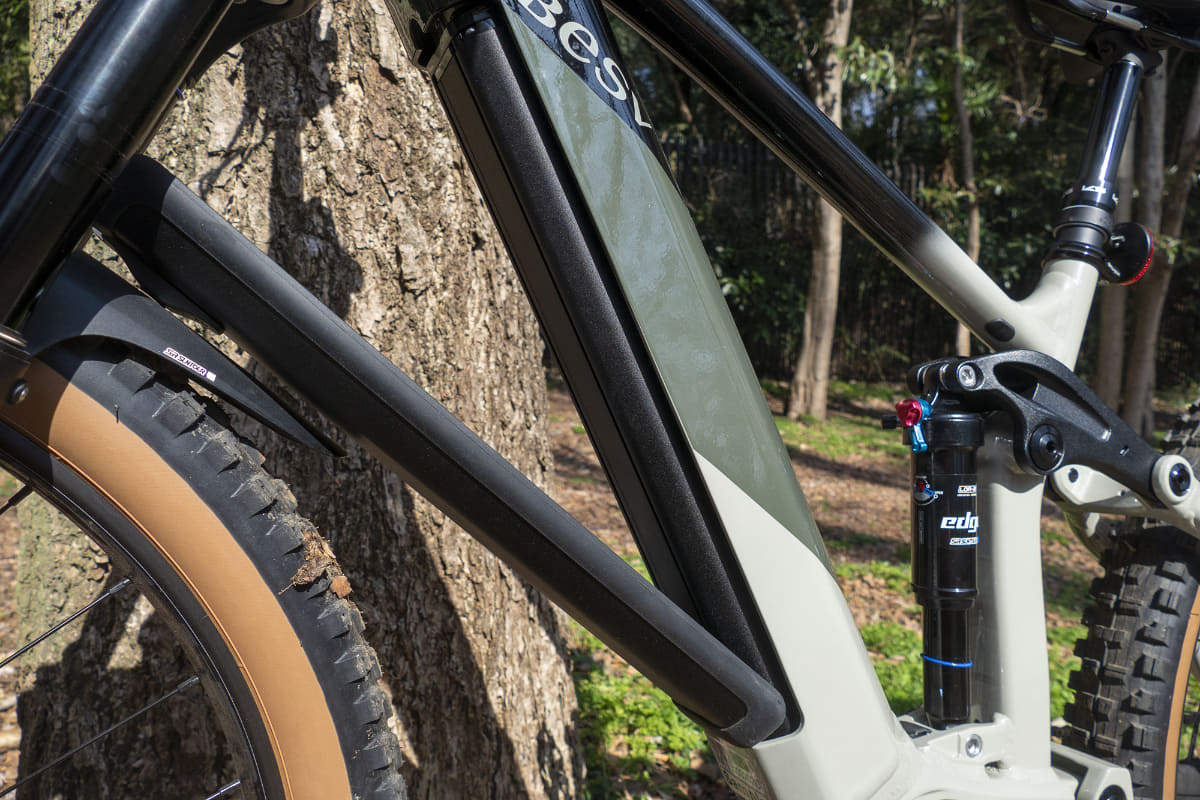 バッテリーカバーは簡単に外せる機構だが走行中に外れる不安はなかった