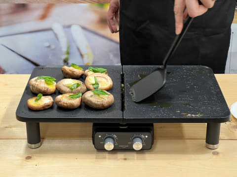 半分サイズにもなる変形ホットプレート。ゆうこりんは子供と