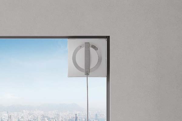 クリーニングパッドが窓枠ギリギリまで接近して隙間掃除もしっかり行なう