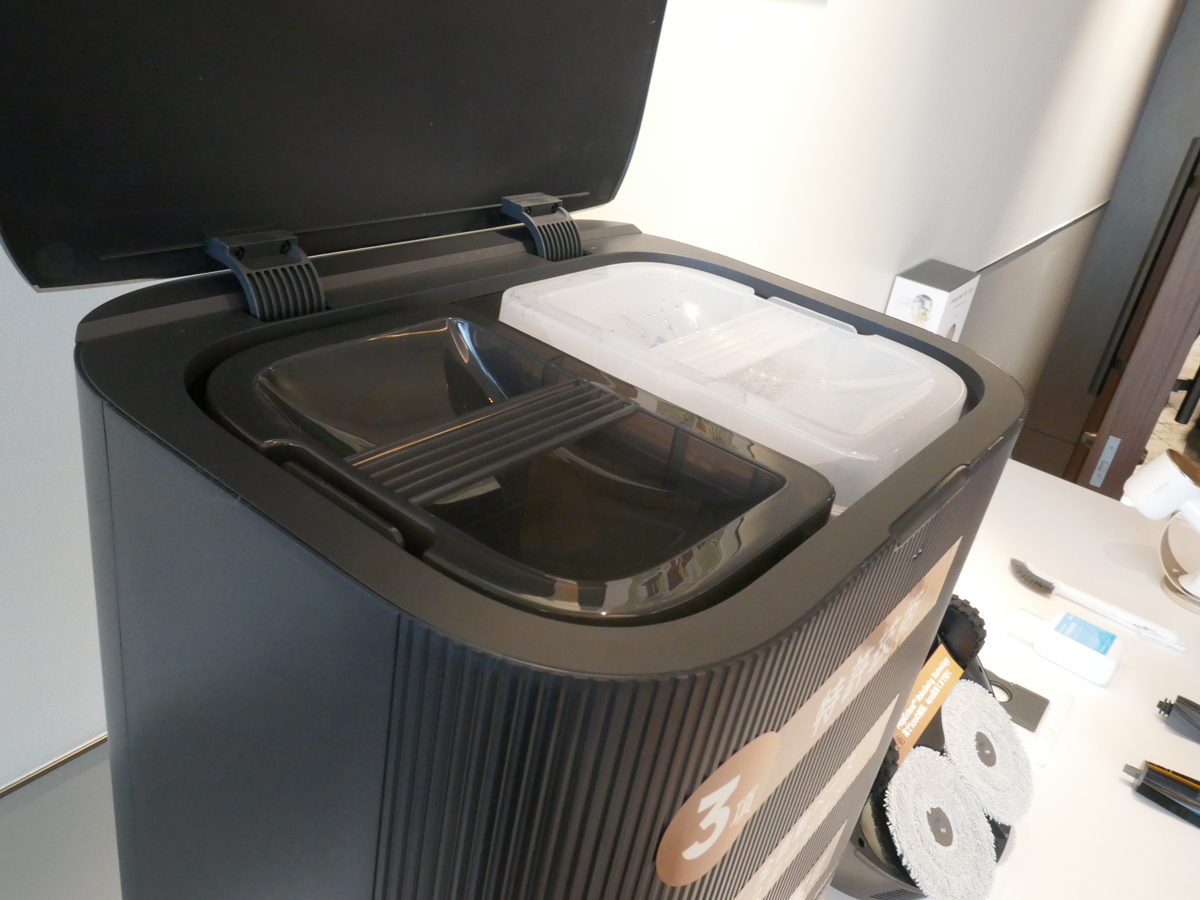 手前が汚水タンク、奥が浄水タンク