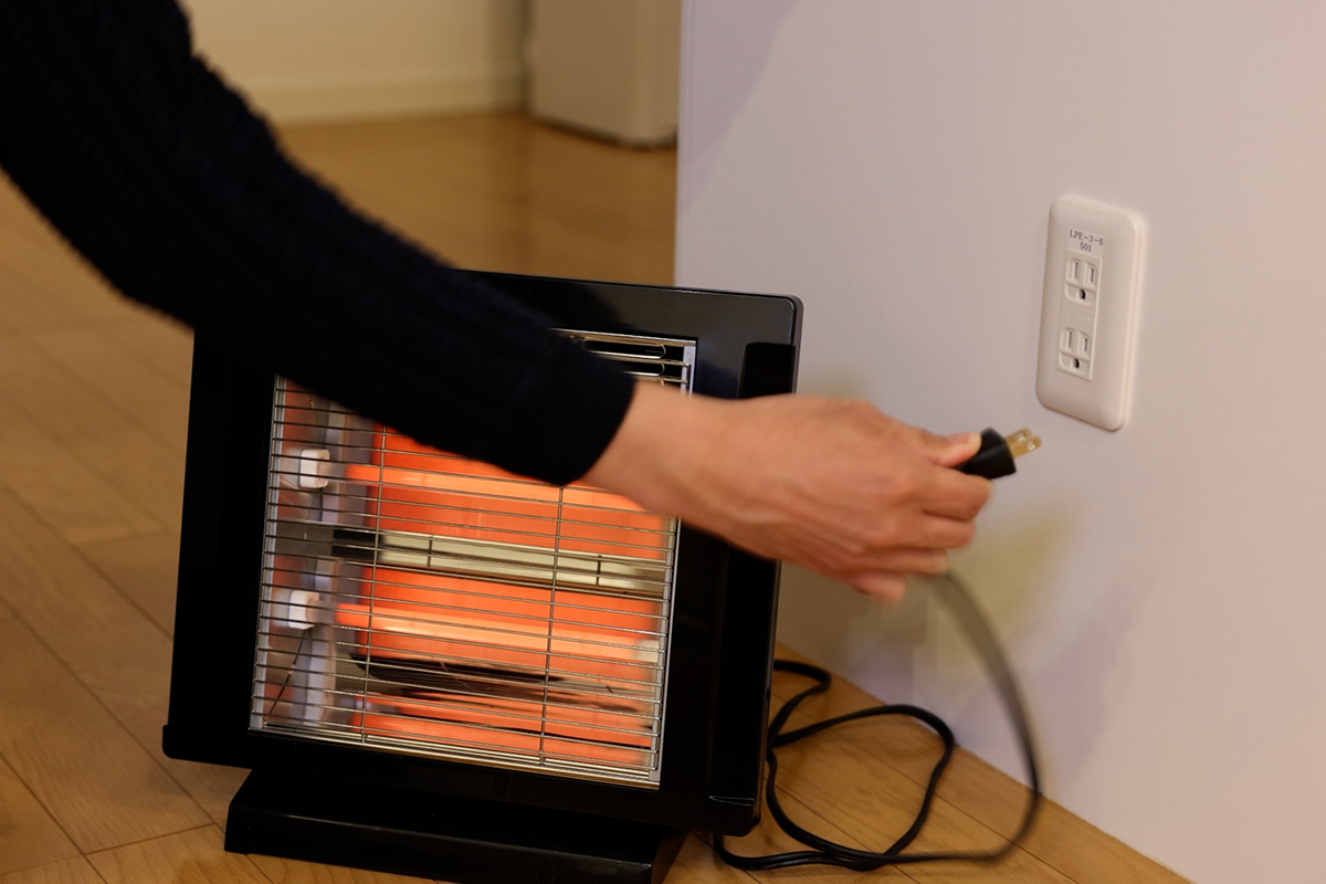 プラグを抜く様子