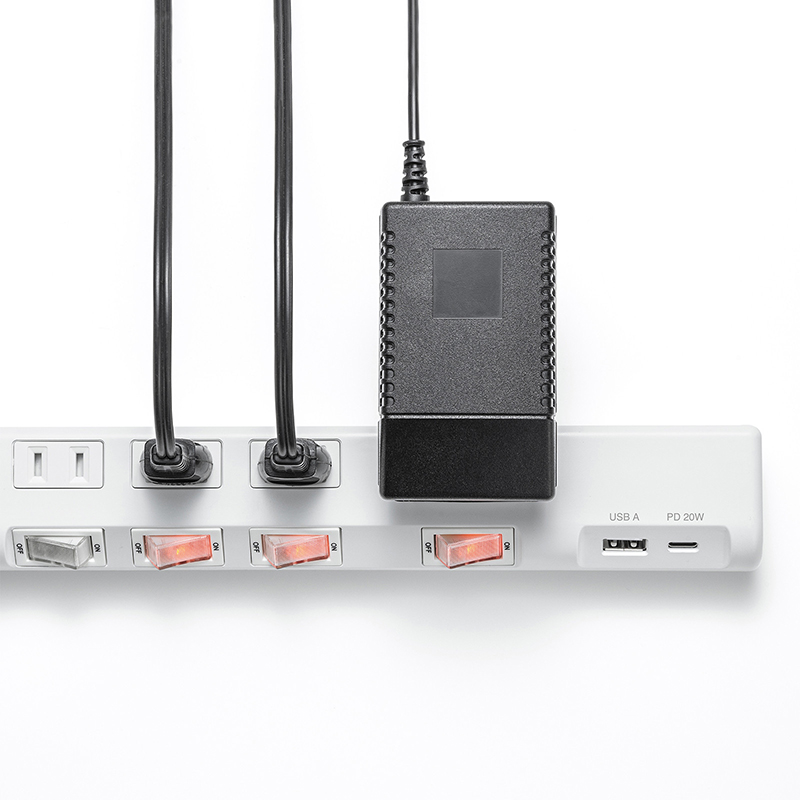 端にある差込口の間隔が広く設計されている