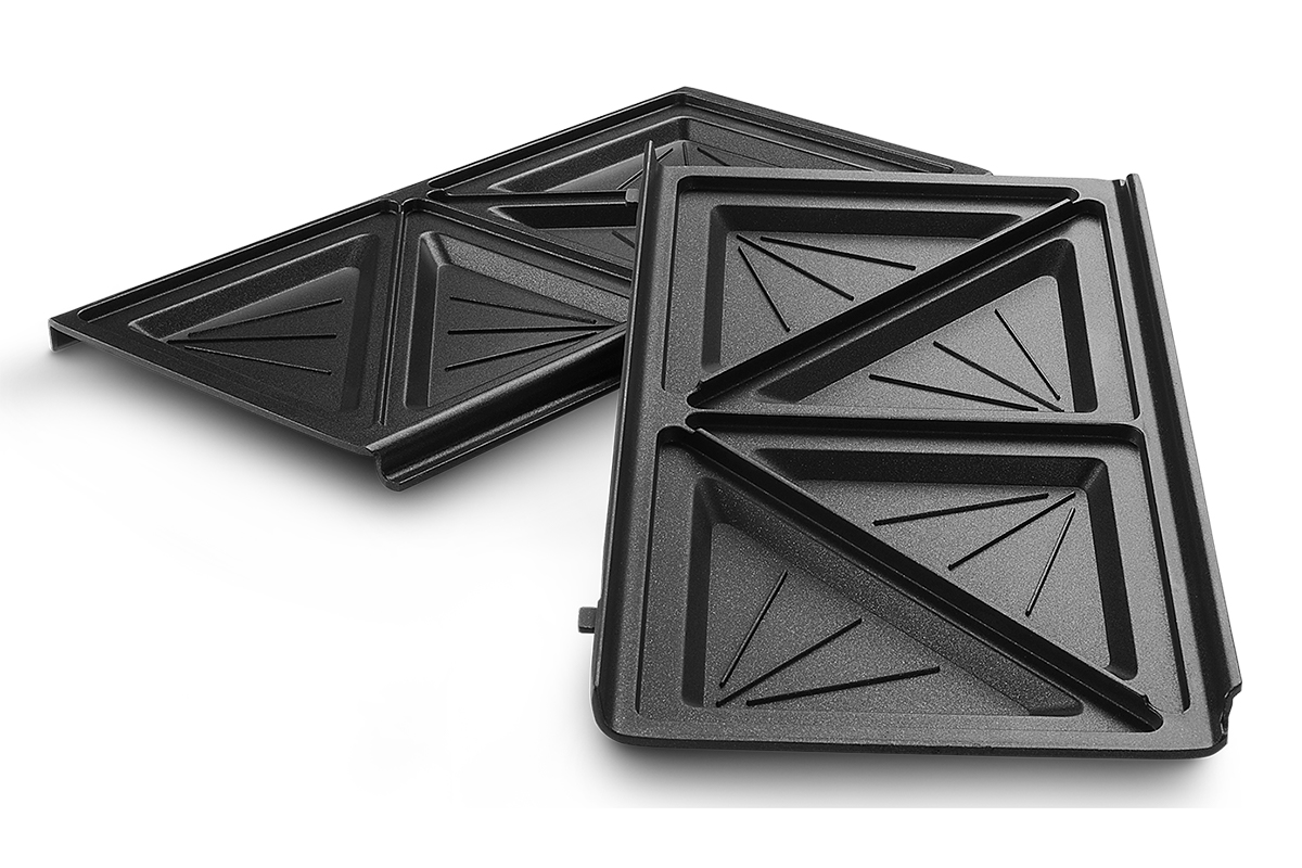 ホットサンドプレート。斜めに線が入った形状により半分にスライスしやすい