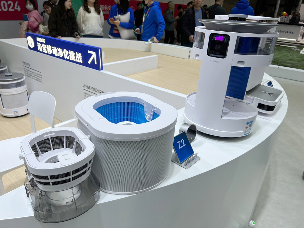 左から2番目がフィルター。「Z2」と書かれたスタンドの奥にある小さなパーツが、各部屋に設置する空気質センサー