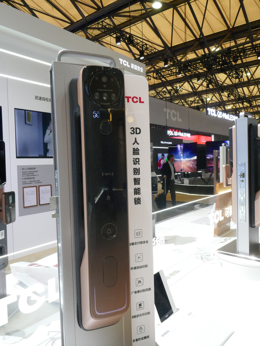 TCLの3D顔認証スマートロック。顔認証時には製品上部のフェイスマークが点灯