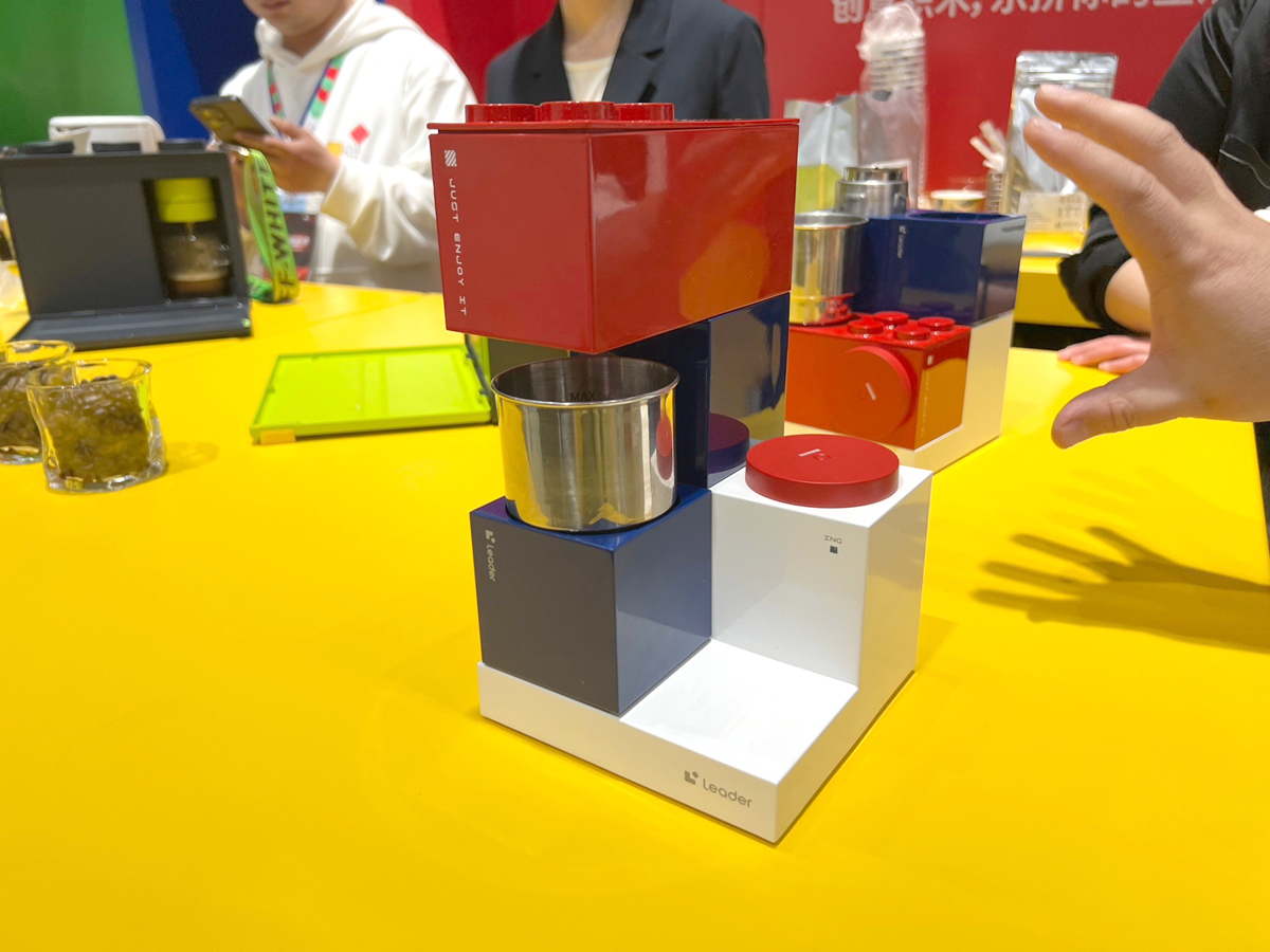 積み木やブロックのようなデザインが特徴的なコーヒーメーカー
