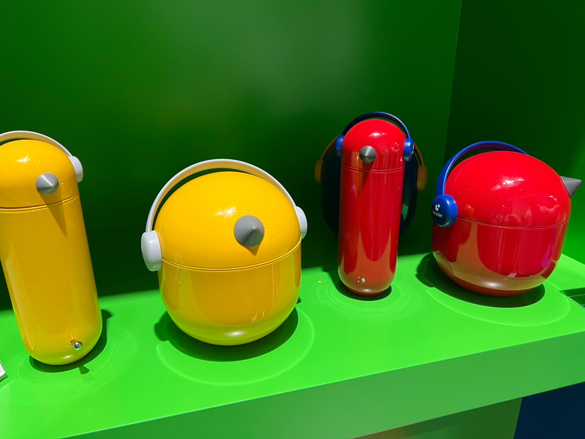 こちらもモックで、背が高い方が電気ケトル、低くて丸い方が電気調理鍋。いずれも充電式のポータブルタイプ