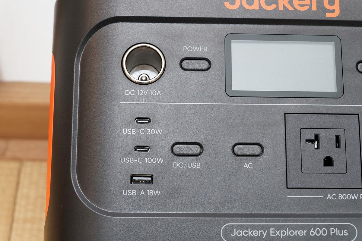 USB Type-C×2とType-A×1、それにアクセサリーソケット×1