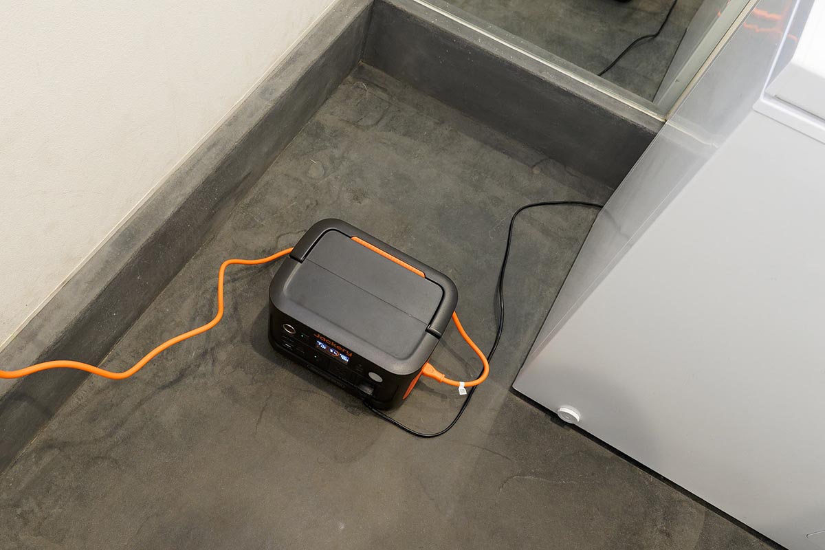 電源コンセントから600 Plusに給電しつつ、冷凍庫をつないだ状態