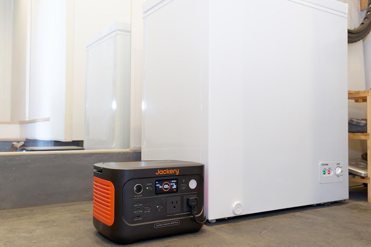 大容量142L、上開き式で直冷式の冷凍庫を何時間稼働し続けられるか、実験。冷凍庫の本体サイズは632×550×850mm(幅×奥行き×高さ)で、定格消費電力60W、年間消費電力は245kWh/年のタイプだ