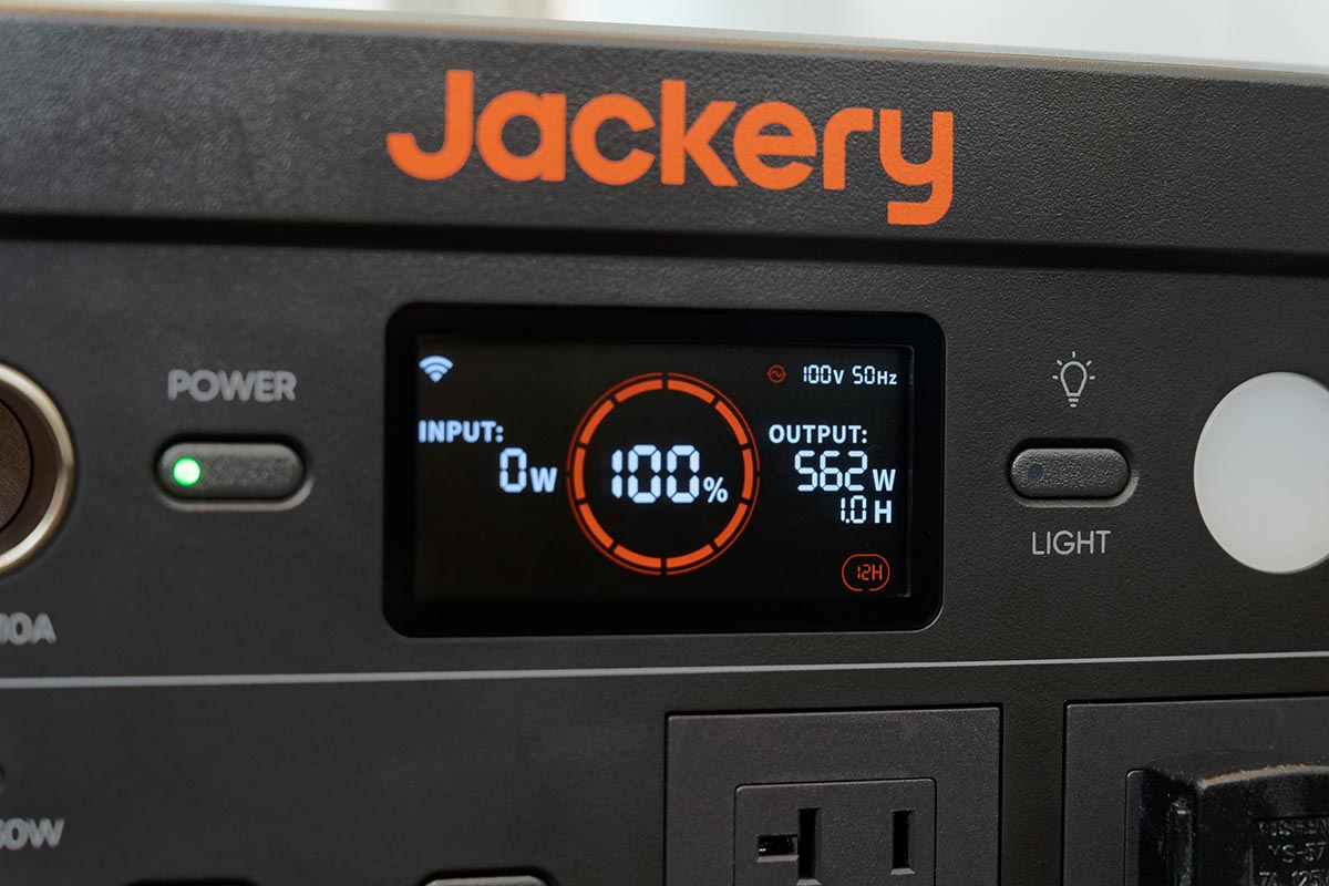 電源投入直後は600W近くまで上昇した