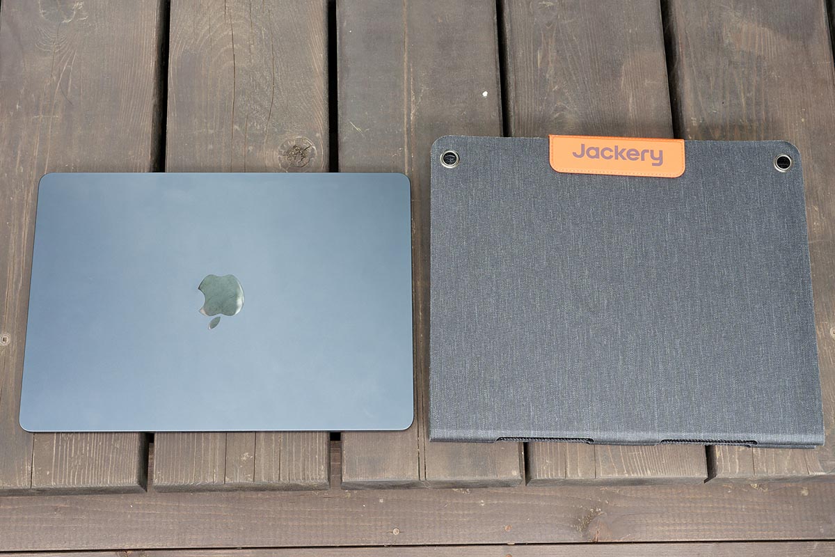 折りたたみ状態だと13～14型のノートパソコンと同等の大きさ