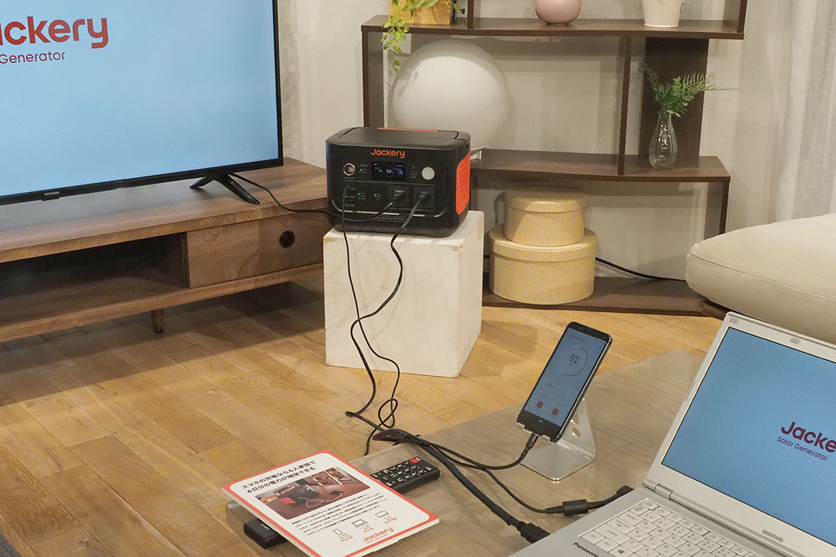 家のテレビやパソコン、スマホなど複数につないで利用