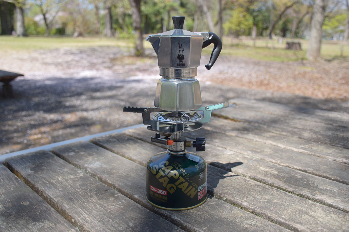 Bialetti(ビアレッティ)「モカエキスプレス」2カップ用。器具に水とコーヒー粉を入れて火にかけるだけでエスプレッソコーヒー(モカコーヒー)が淹れられる