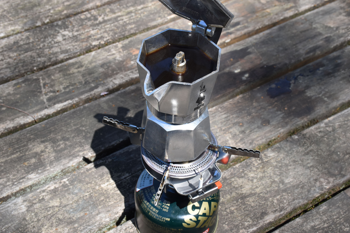 マキネッタはコーヒーが完成したら「ポコポコ」という音が鳴るが、ガスの「ボーッ」という音でかき消されて出来上がりの音がわかりにくいので注意が必要