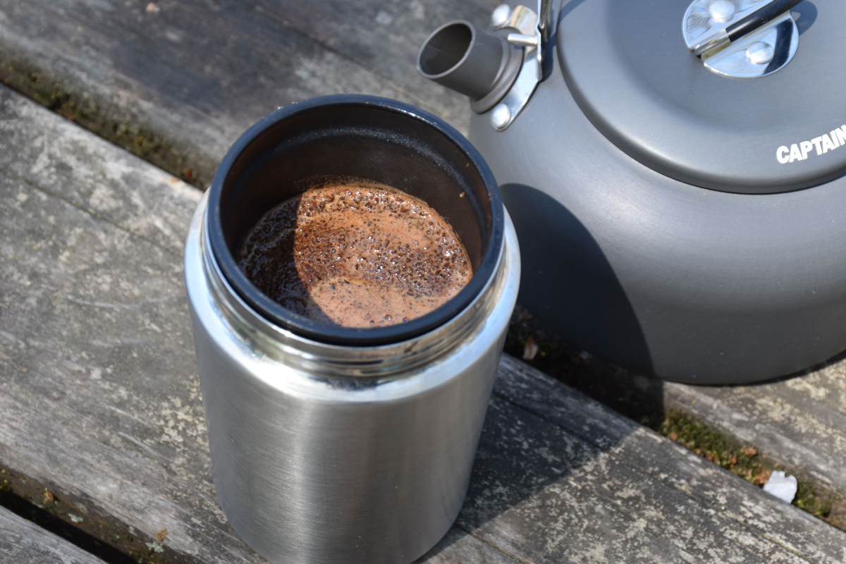 豆を挽いた後は、フィルターの粉にお湯を注げば完成