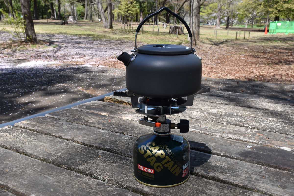お湯はキャプテンスタッグ「アルミキャンピングケットル」(700ml)で沸かしました