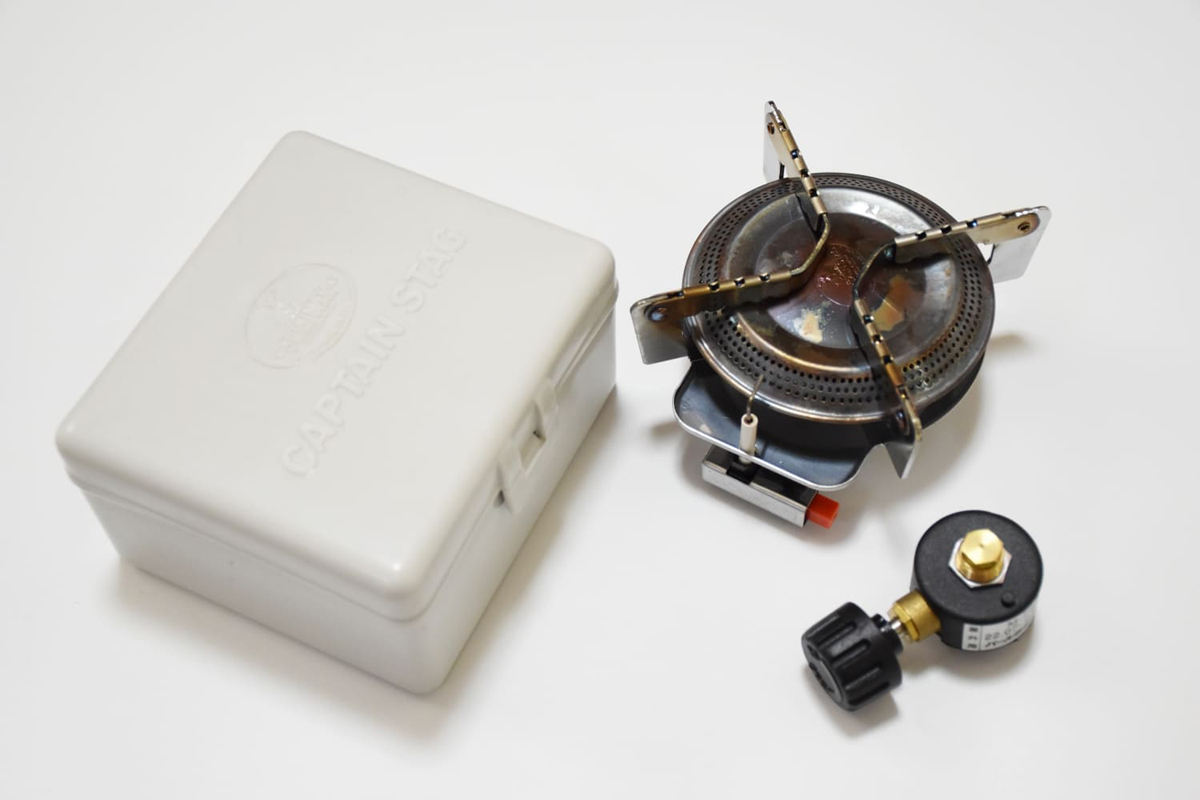 ケース収納時のサイズは117×105×65mm(幅×奥行き×高さ)でコンパクト。写真左から、ケース、バーナー、器具せん