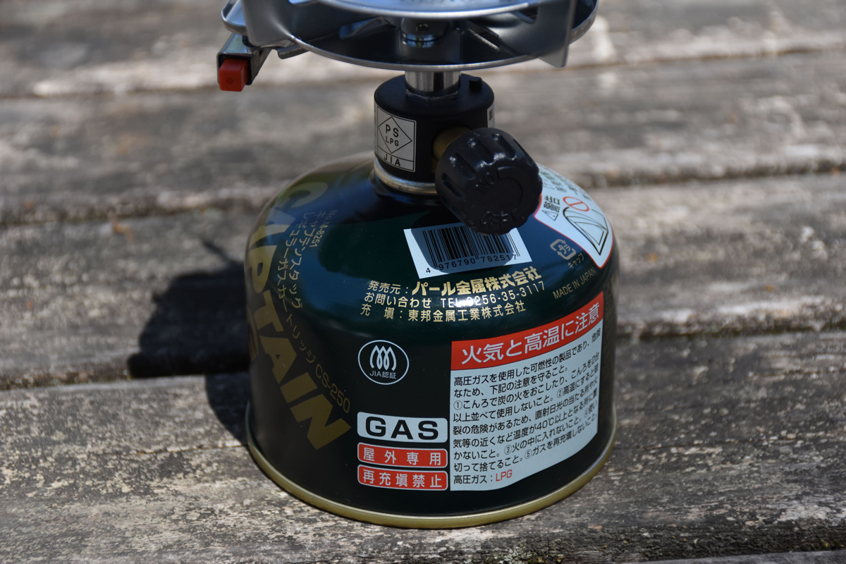 OD缶の先端に器具せんをねじ込み取り付ける。その際、ガス漏れがないか音やニオイで確認する