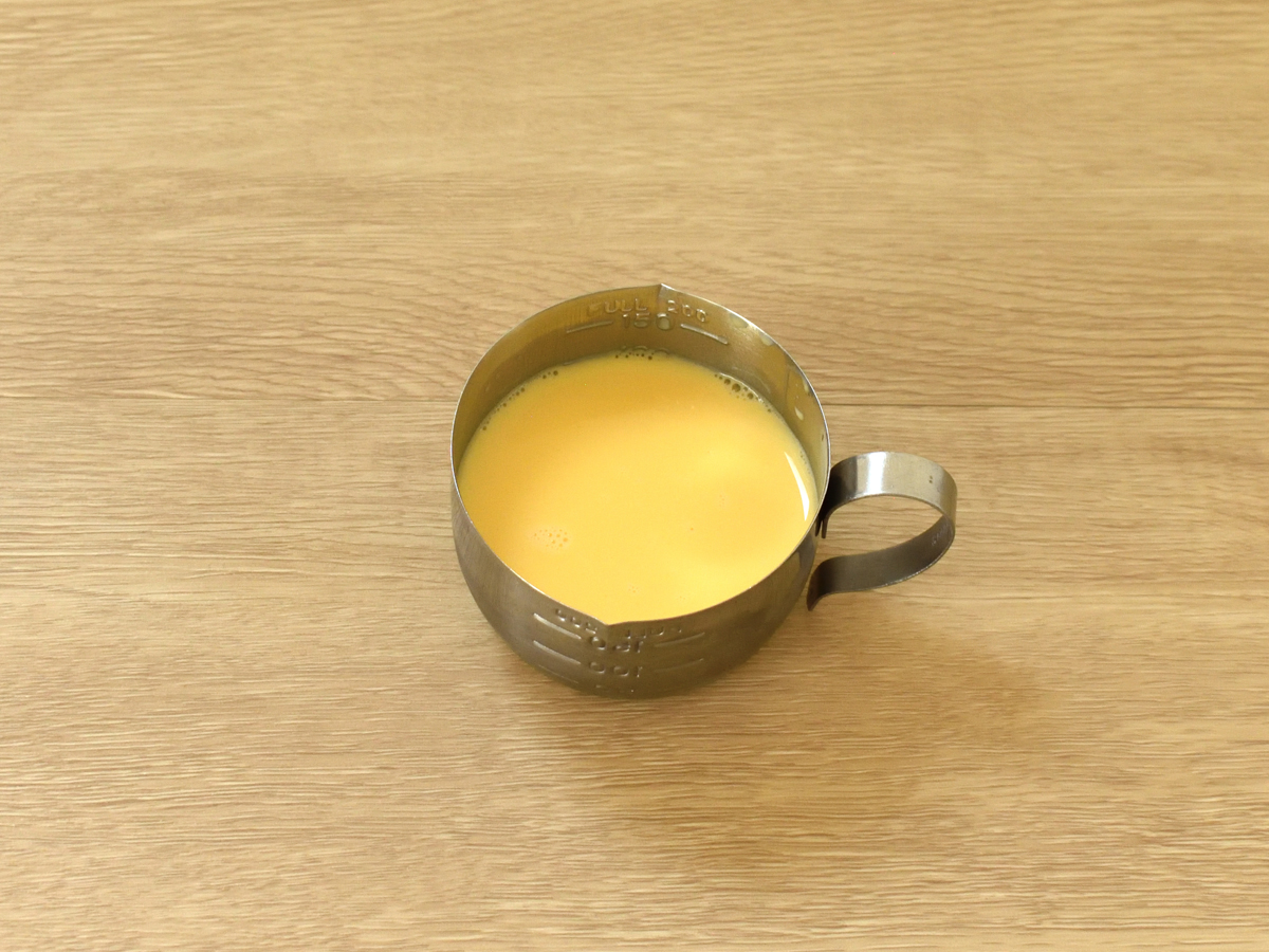 卵と合わせて100mlになるように、牛乳の量を調整します