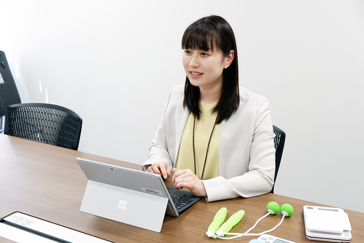 インタビュー中の堀越さん