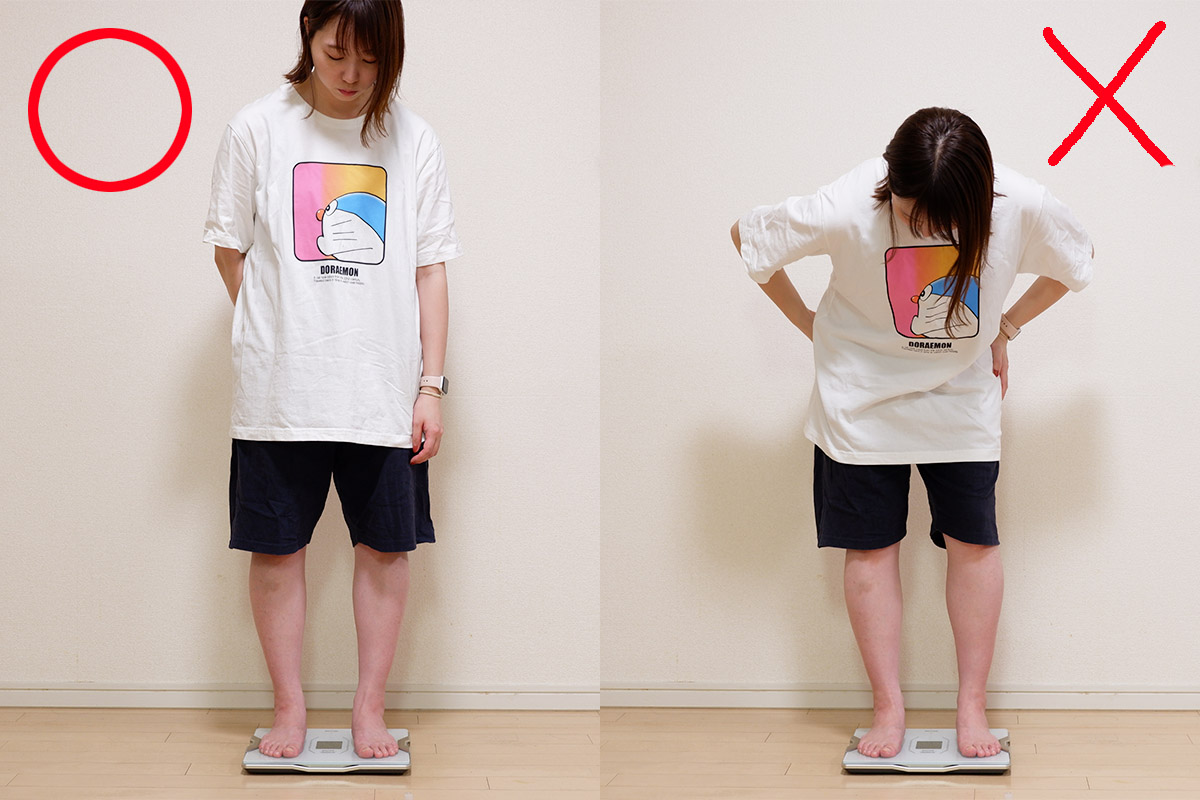 左のように少し首を下げて表示部を見ながら測定するのはOK。右のように腰を曲げるのはNG