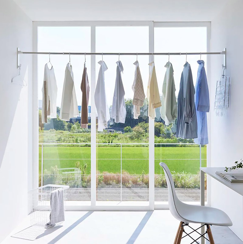 リビングや窓際に設置すれば、時間や季節に関係なく効率良く部屋干しできる