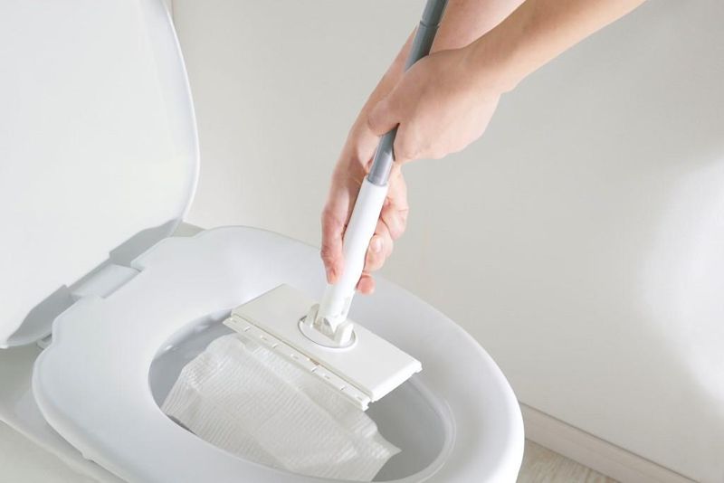 持ち手部分を引くだけで、シートに触らずに捨てられる