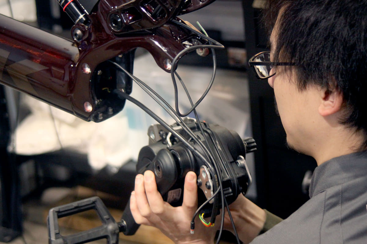 いくつかの専用工具を使い、これまた手際良くドライブユニットを外してしまいました