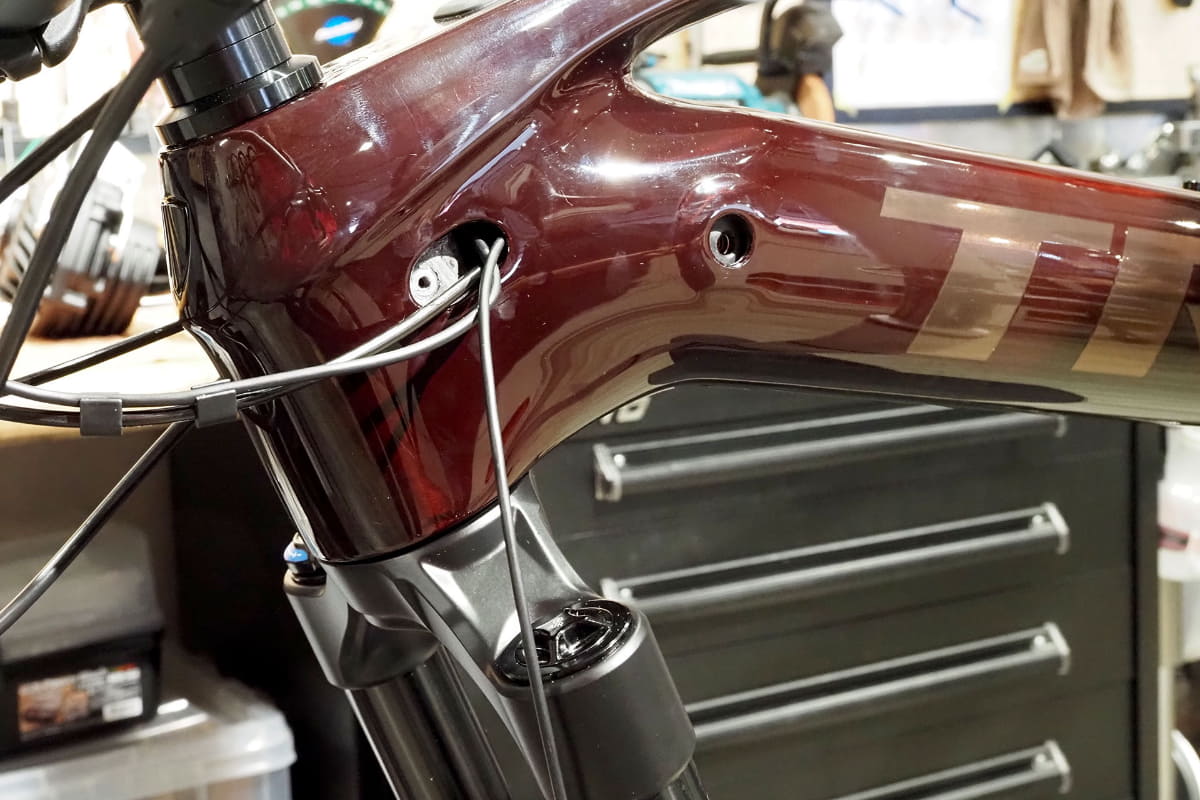 ダウンチューブ内に電線を通します。着脱式バッテリーをダウンチューブ内に装着しているe-bikeの場合、ダウンチューブ内にケーブルを通すのは容易だそうです