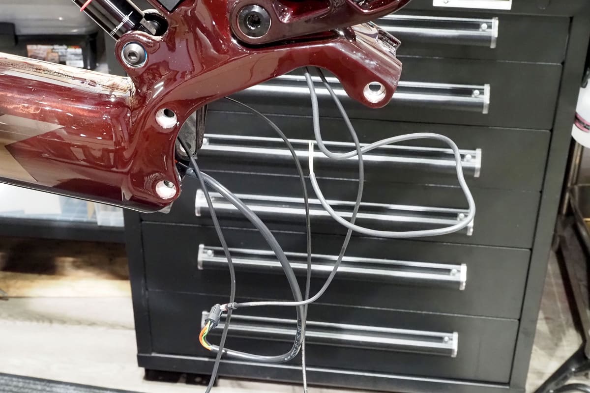 ドライブユニットがあった箇所。ドライブユニット上方のわずかな空間を使い、各種ケーブルを配線していくそうです