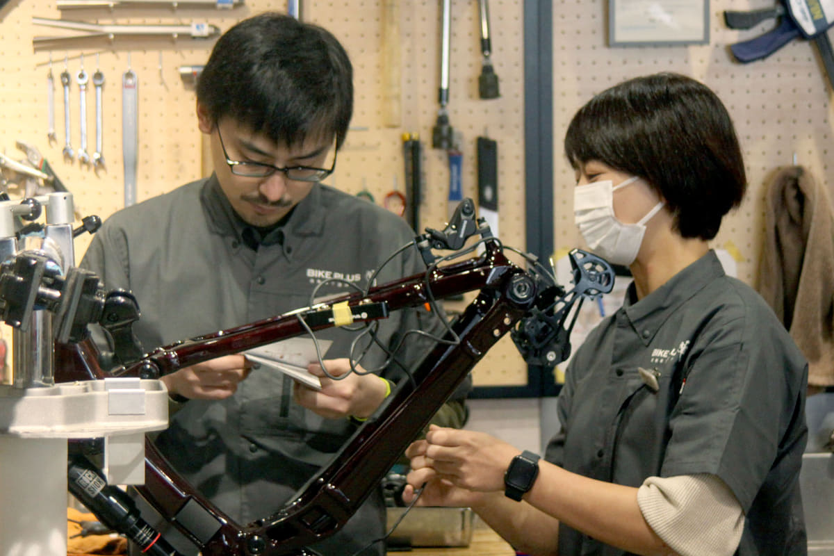 なにやら相談中。スーパーノヴァ製ライトの配線の説明書を熟読中。通常のライトとは違う配色のケーブルなんだそうです