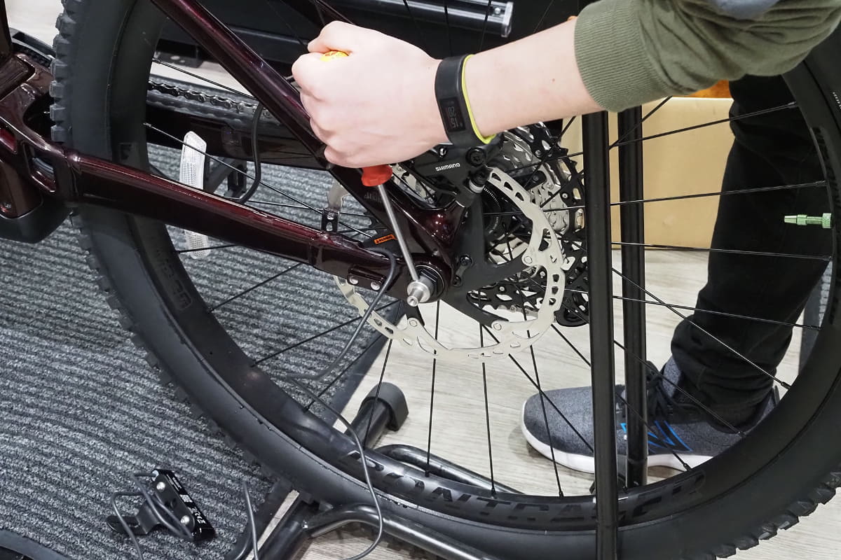 こちらはリアキャリア取り付けのための<a href="https://brand.intertecinc.co.jp/c/oldmanmountain/SET826" class="n" target="_blank">「OLD MAN MOUNTAIN Fit Kit/SET826/オールドマンマウンテン フィットキット【リア用】」</a>を装着している様子。タイヤを固定するアクスルという軸の両端に、リアキャリア固定用のネジ穴があります