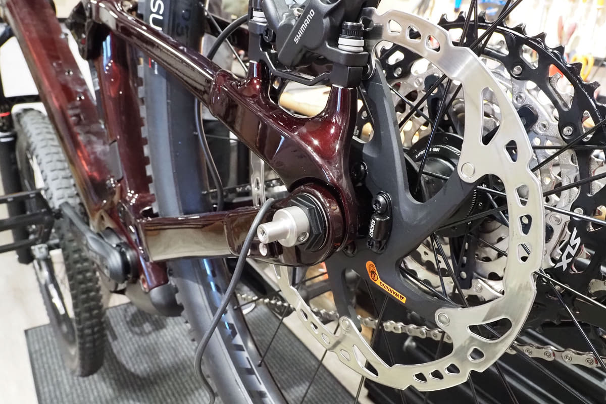 アクスル左側。ネジ穴が見えます