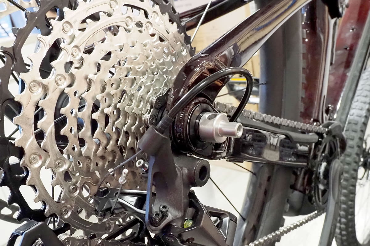 右側も同様にネジ穴があります