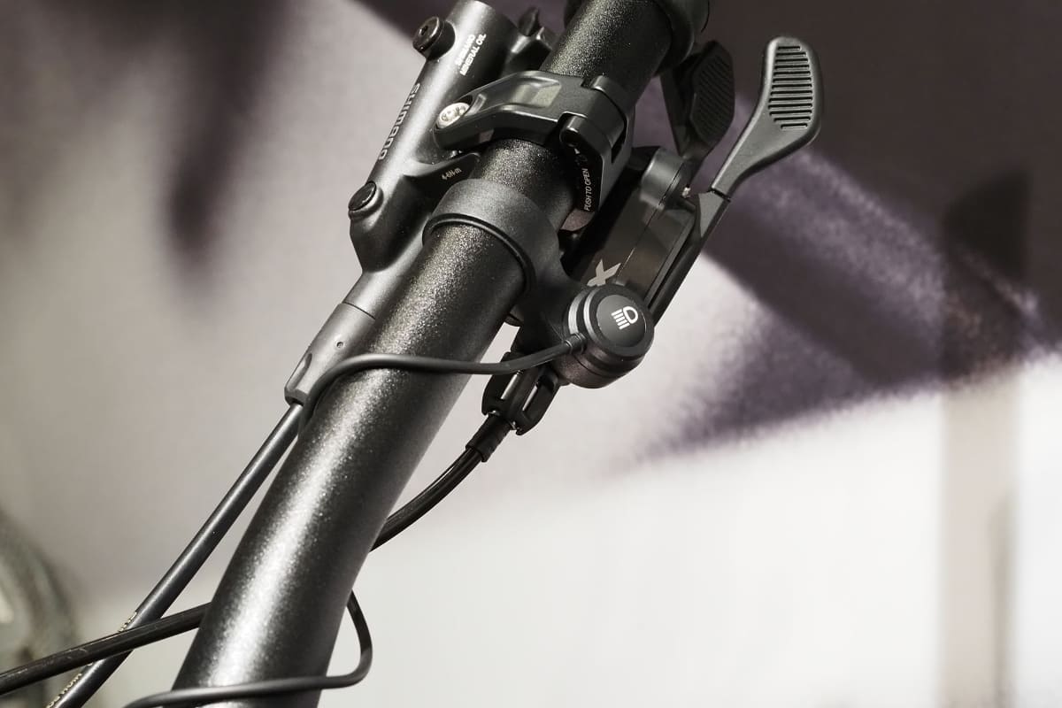 ハイビーム・ロービーム切り替えボタン。このボタンは専用の台座などスチールの部分にマグネット吸着します