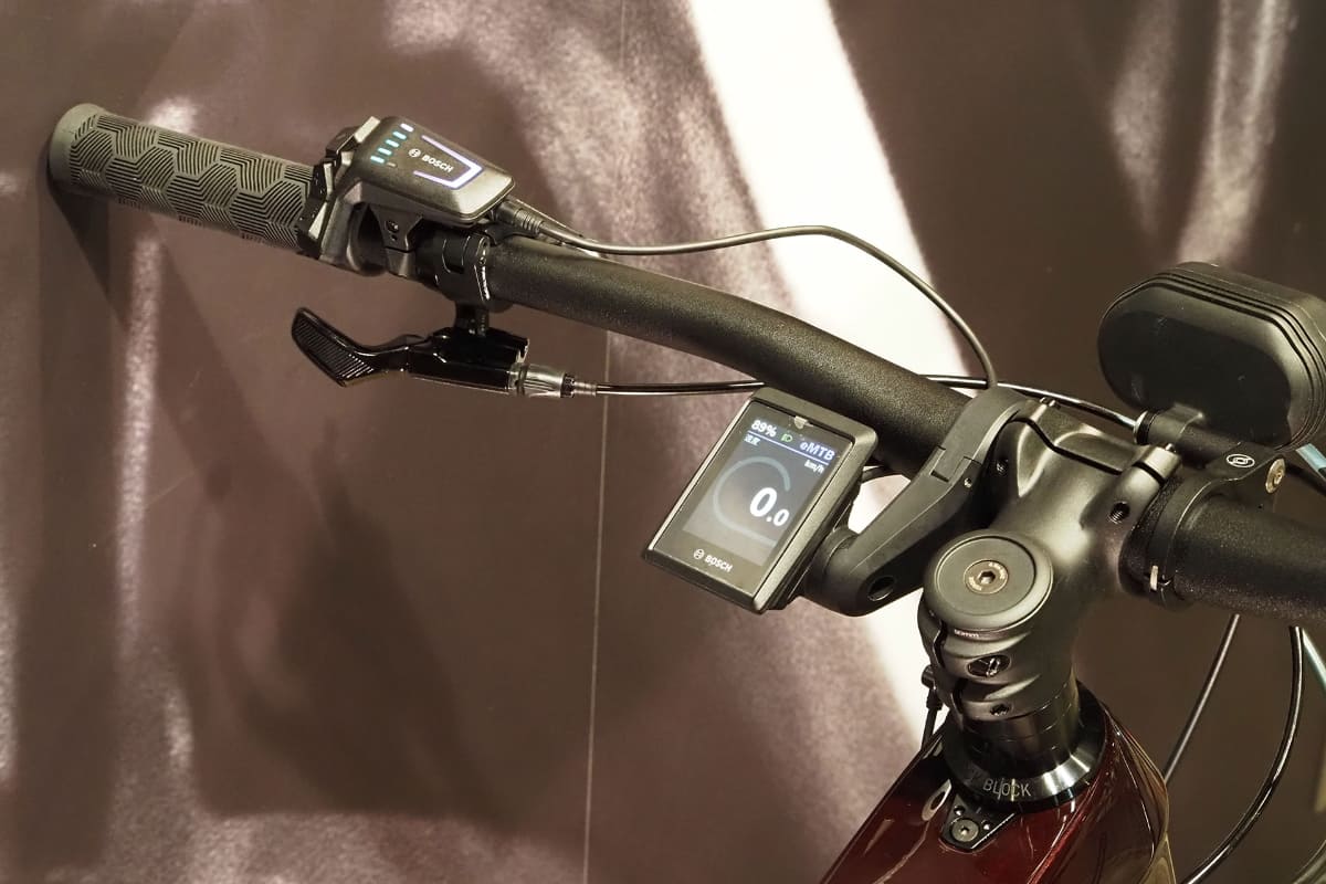 ハンドル左側には、もとからあったe-bikeコントローラーがあります。さらにステム左側には新たにディスプレイの「Kiox」を追加しました