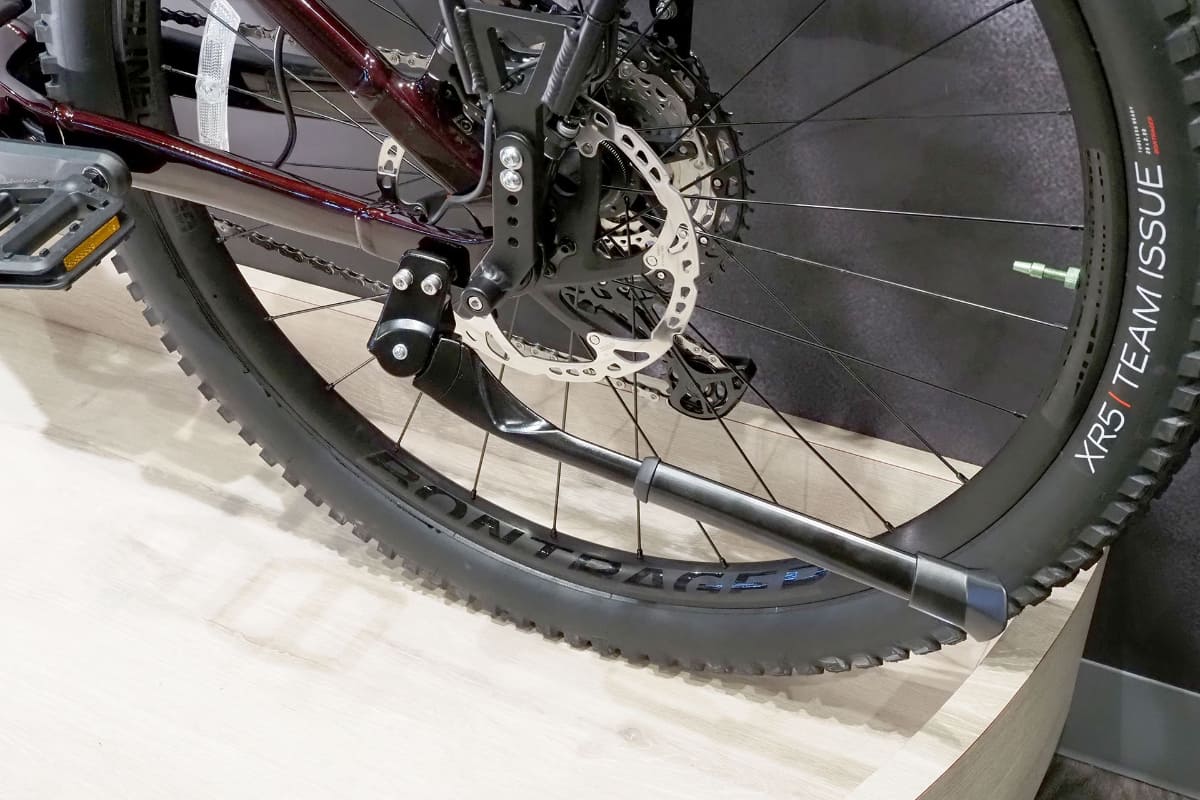 キックスタンドを取り付けた様子