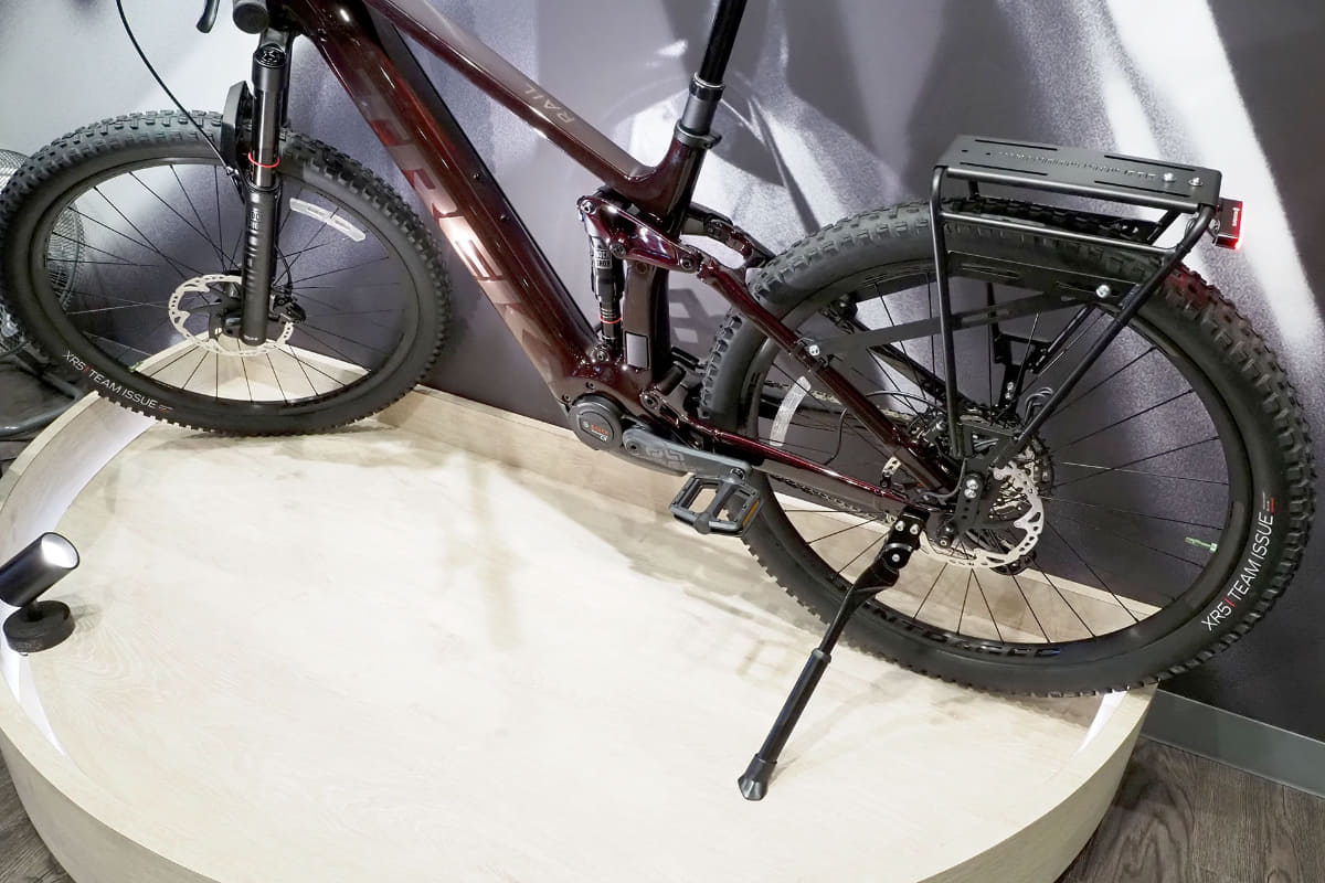 Rail 9.7 Gen 4を安定的に自立させられます。キックスタンドは長さ調整に対応しており、自立時の車体傾きの微調整も可能です